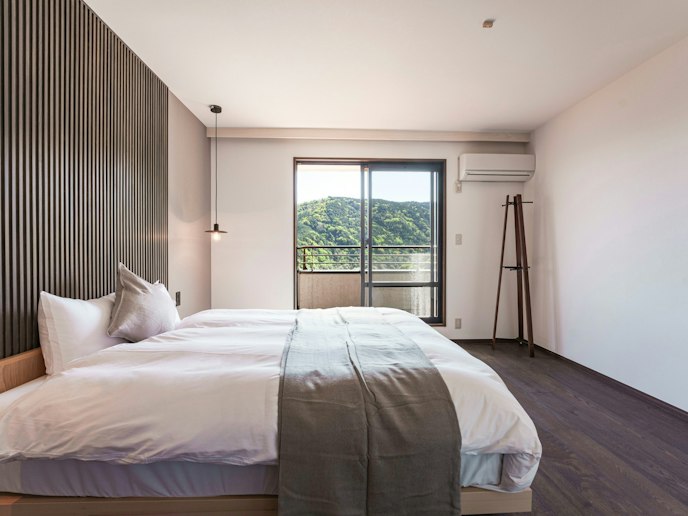 ・【2F寝室：クイーンベッド1台】窓からテラス越しの美しい景色をご覧いただけます