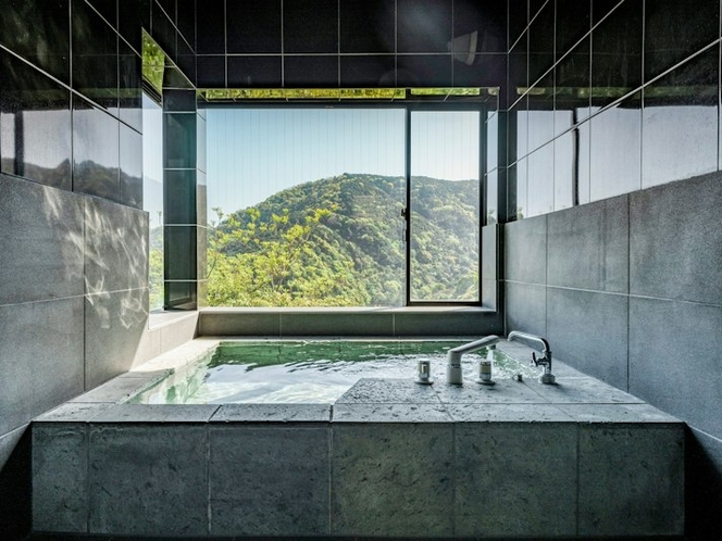 ・【バスルーム】浴槽には伊豆石を使用。シリラックスタイムをお楽しみください