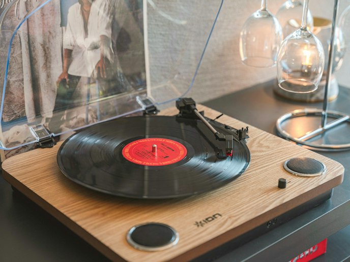 ・【ラウンジ】ワインを片手にレコード鑑賞はいかがでしょうか？