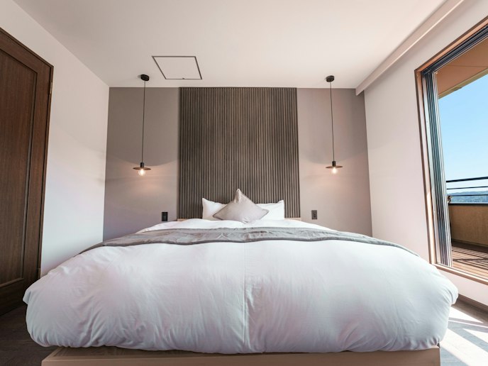 ・【2F寝室：クイーンベッド1台】手足を伸ばしてゆったりとお休みいただけます