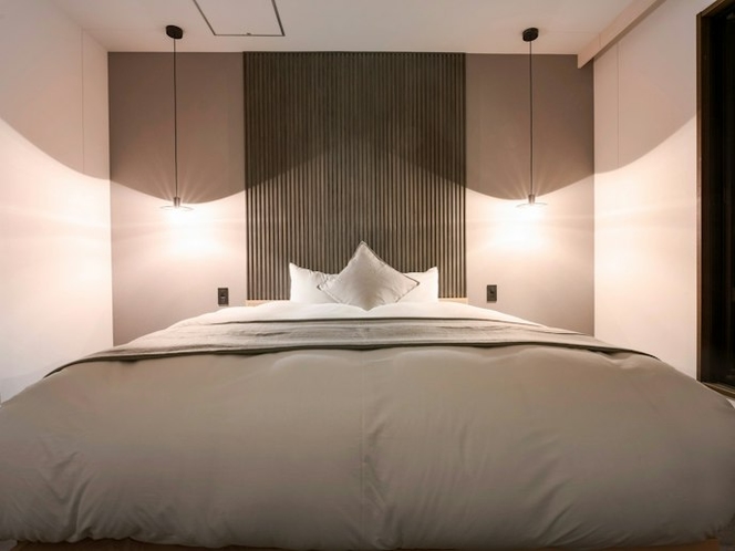 ・【2F寝室：クイーンベッド1台】夜は間接照明が部屋を優しく照らします