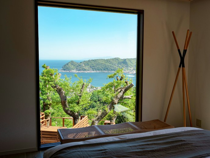 ・【2F寝室：クイーンベッド1台】ピクチャーウインドウから見る景色はまるで絵画のようです