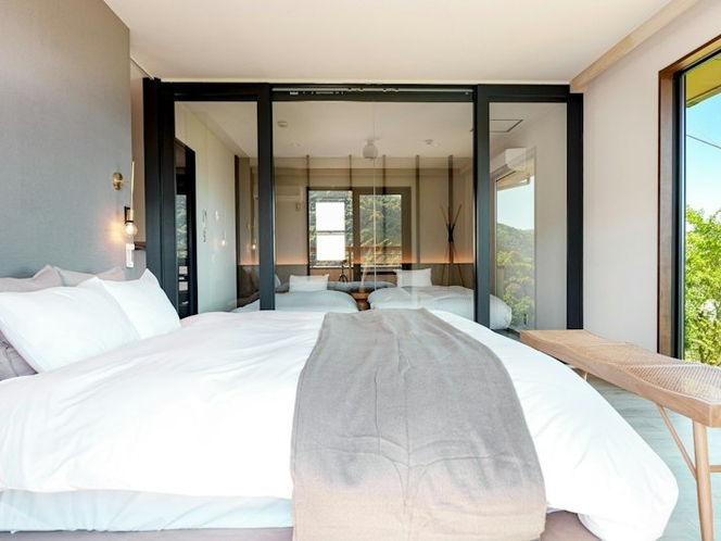 ・【2F寝室：クイーンベッド1台】ガラス張りで開放感のある寝室です