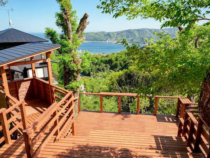 ・【ツリーハウス ガーデンテラス】広々としており、ご家族やグループ皆でお過ごしいただけます