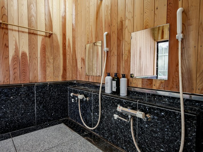 ・【バスルーム】広々した洗い場。シャワーブースを2カ所備えています