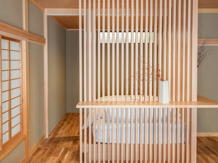 ・【寝室】和と洋が調和した、ぬくもりを感じる和洋室。