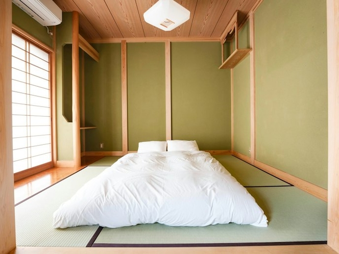 ・【和室】シンプルなしつらえの和室です。お布団を敷いてゆっくりとお休みください
