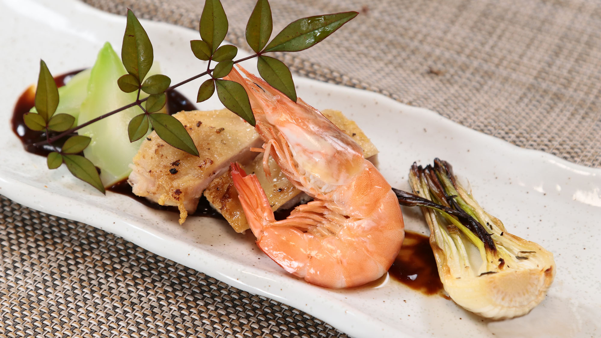 【夕食】お肉料理＊鶏肉のロースト、海老、新玉ねぎ