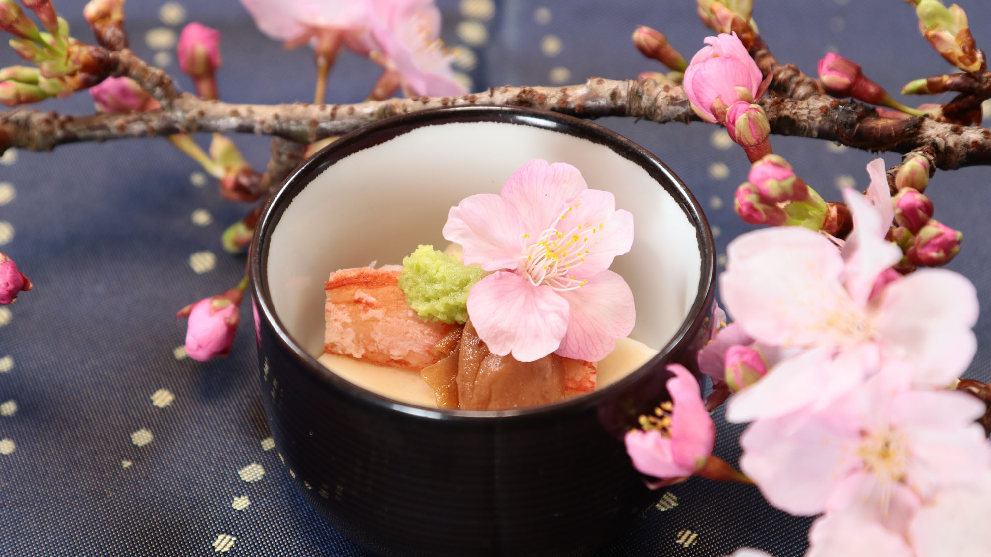 【夕食】小付け＊カリフラワー豆腐のわさびとカニと梅肉添え