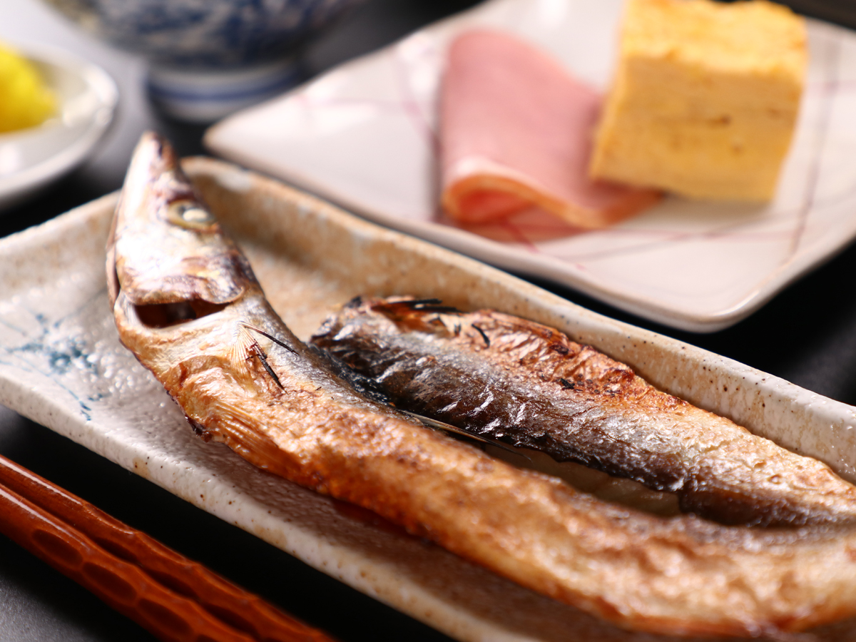 朝食の干物もつってきた魚を開いて干して作った自家製です