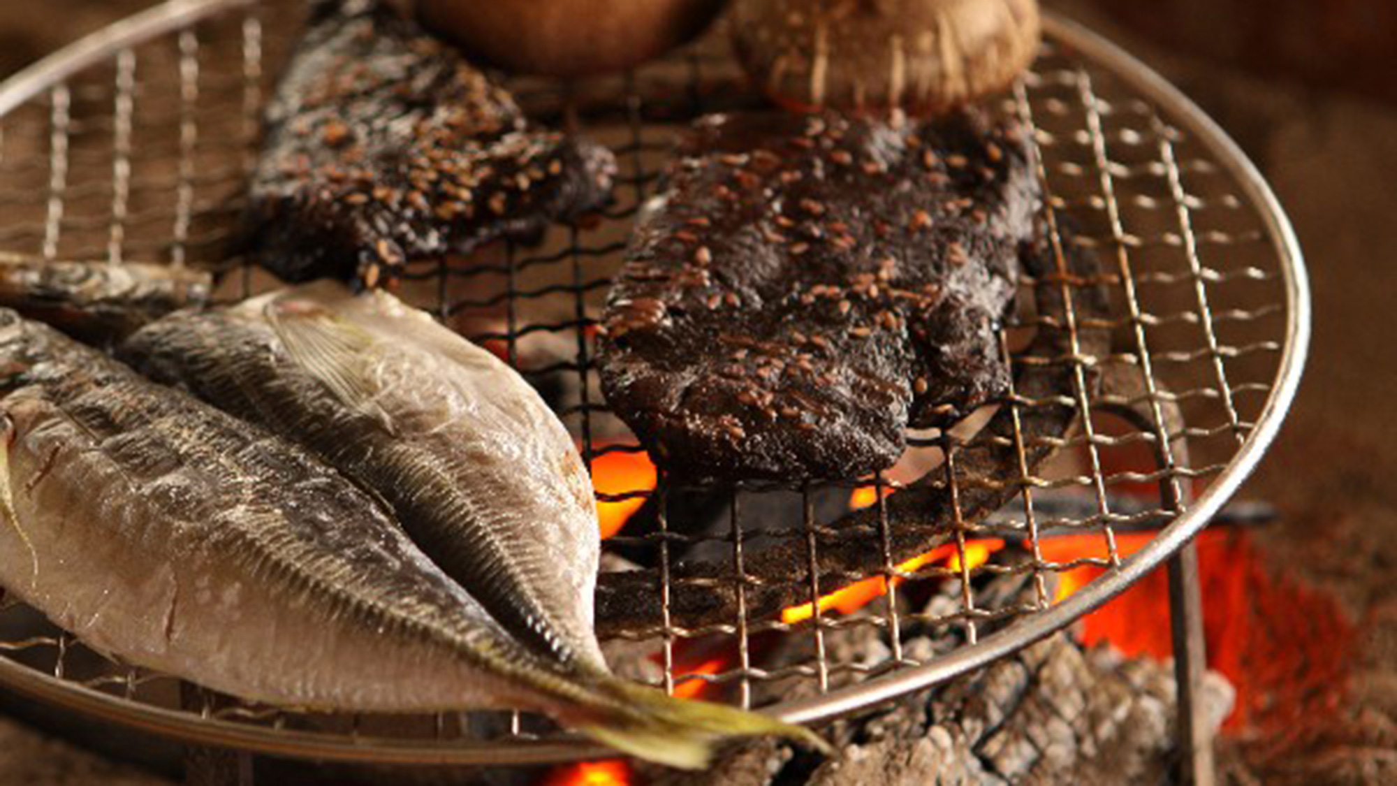 囲炉裏で団欒を楽しみながら頂くことも♪