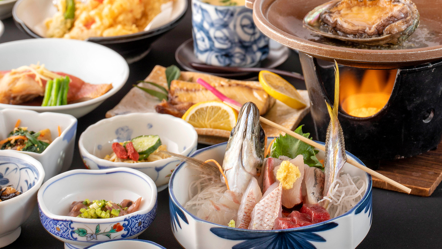 【お部屋食/個室食】厳選素材と鮮度が自慢！静岡県産食材も◎季節の地魚お刺身3点盛り＆アワビの踊り焼き