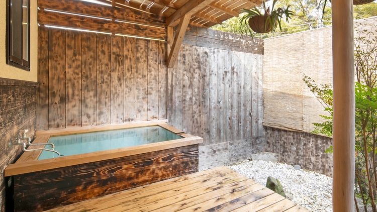 【秋冬SALE】でお得に！鮮度自慢！地魚の5点舟盛り＆アワビの踊り焼き◆天然温泉を貸切で【お部屋食】