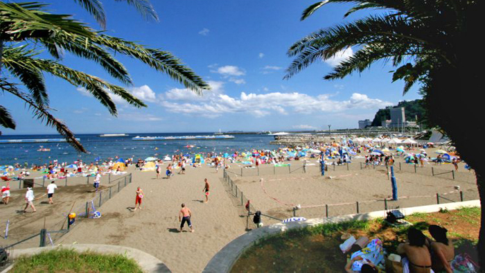 波の比較的穏やかな熱海サンビーチの夏は、いつも大変賑わっております。（当館からからはお車で約5分）