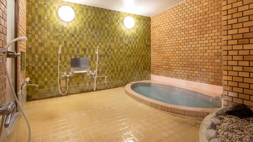 今では珍しい昭和レトロなタイル張りのお風呂です。もちろん天然温泉！