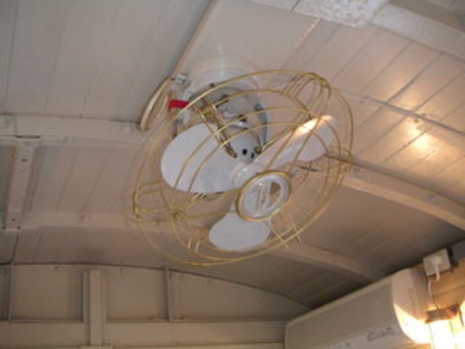 コテージ　室内レトロ扇風機