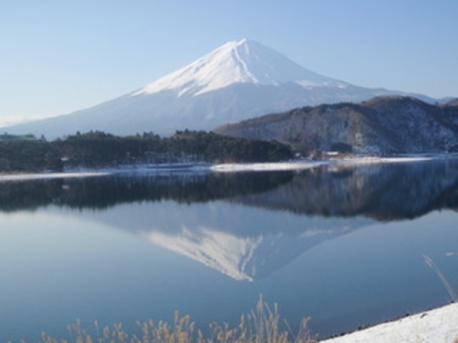 早春　河口湖畔の逆さ富士