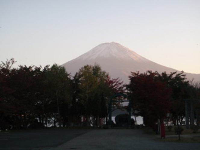 秋、河口湖畔からの富士山