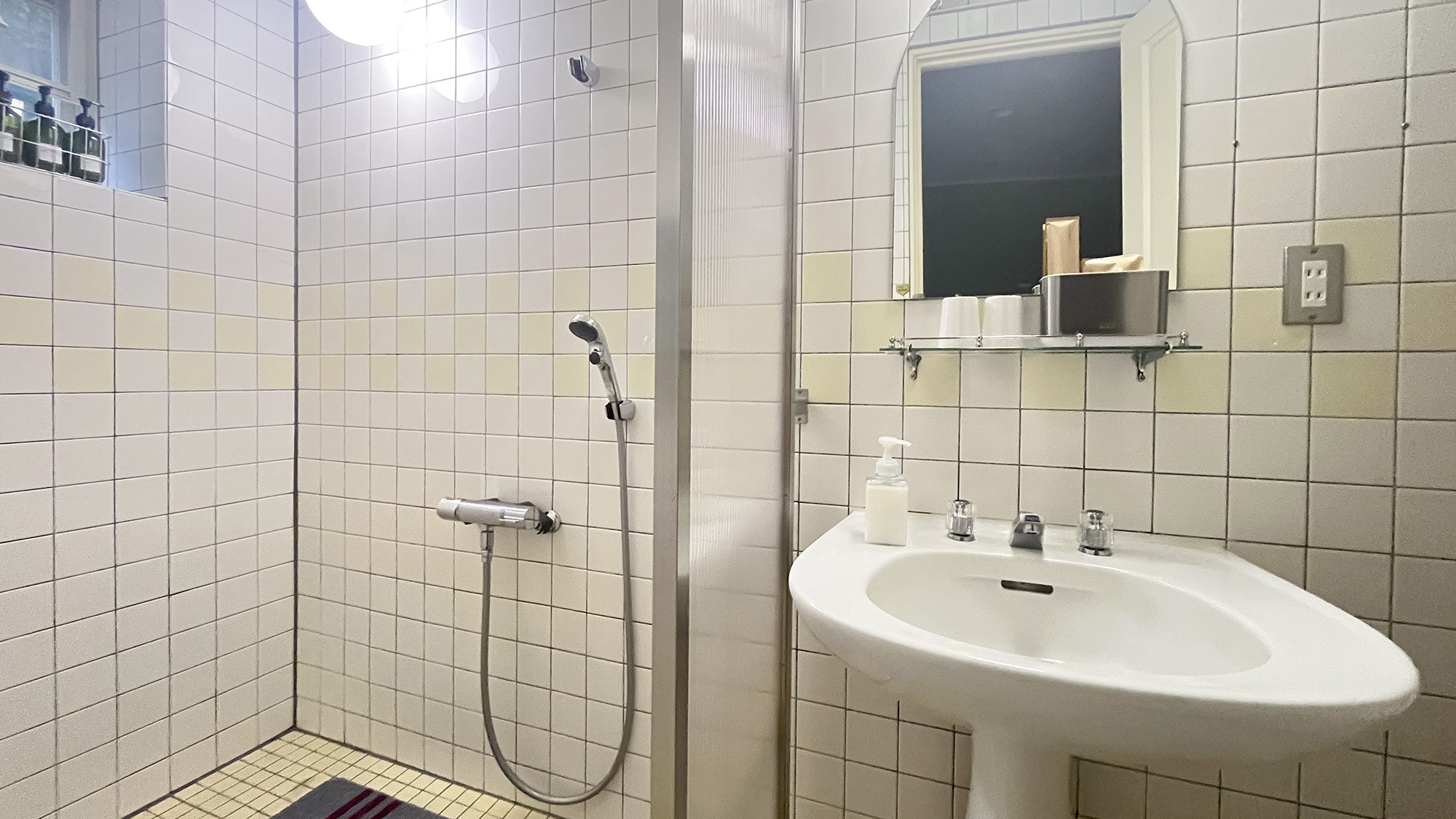 #102　お部屋にはシャワールームがございます。お風呂は内湯・露天風呂をご利用ください。