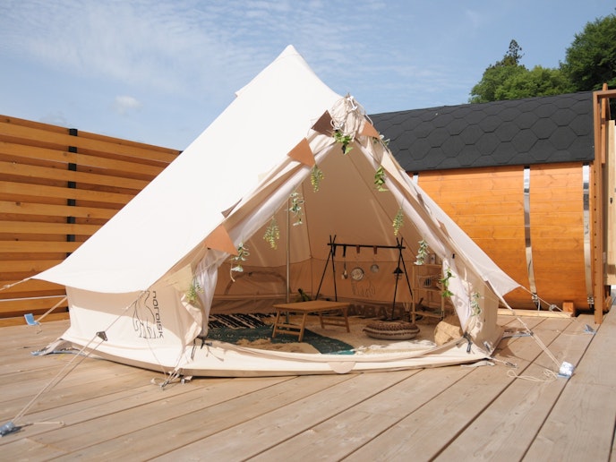 ・【ヴィラ棟／テント】ウッドデッキには寝袋を使って寝ることもできるテントもあります