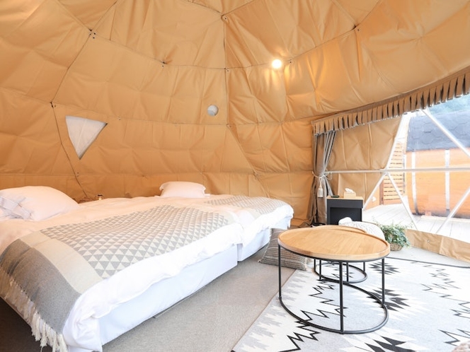 ・【ドームテント／テント内】ダブルベッド2台をご用意。シモンズ製ベッドでぐっすり眠れます