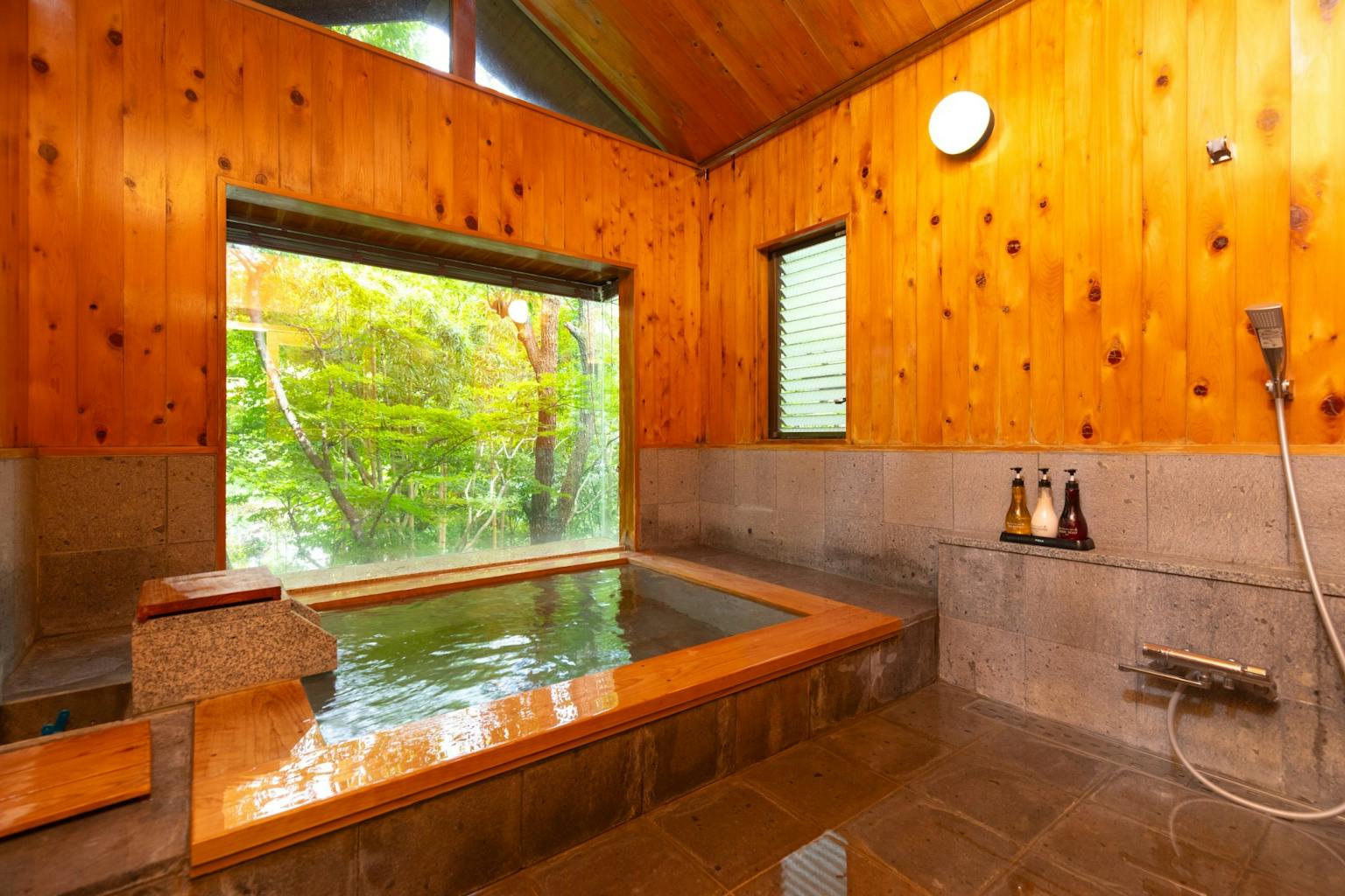 天然温泉の内風呂