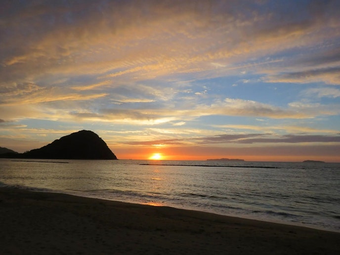・【菊ヶ浜海水浴場】指月山や夕日眺められる絶景のスポット。透明度の高い海も魅力です