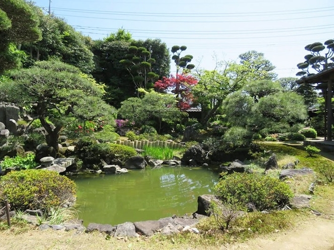 ・【庭園】自然の山水の景色と取り入れた池泉庭園です