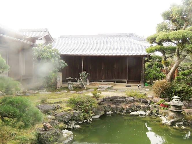 ・【庭園】萩藩第十代藩主・毛利照公の娘の八重姫様が遊ばれたと伝えられている歴史ある庭園です