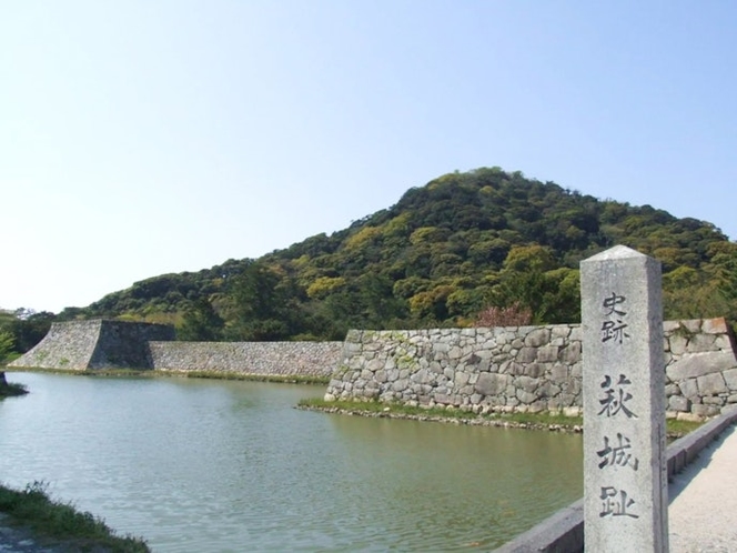 ・【萩城跡指月公園】毛利輝元が築城した萩城の城跡。桜や自然に囲まれた観光名所になっています