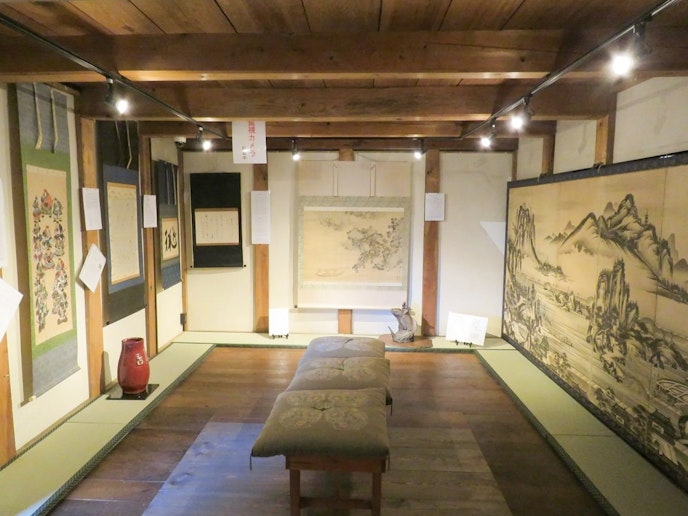 ・【花南理の庭美術館】宿内にある小さい美術館。毛利家拝領の古美術品などを所蔵しています（入場有料）