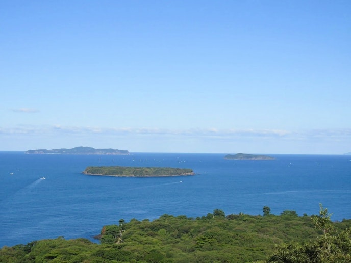 ・【笠山山頂展望台】美しい景観を楽しめる展望スペースやカフェがございます