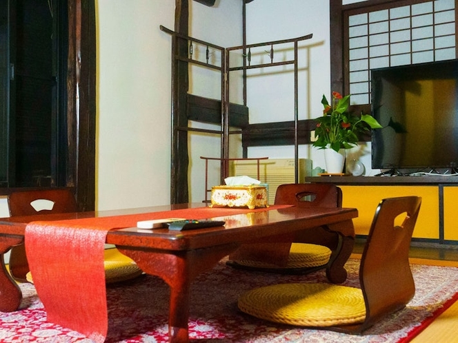 ・【和室】伝統的な和室空間　モダンな色合いのテーブルが華やかさを演出