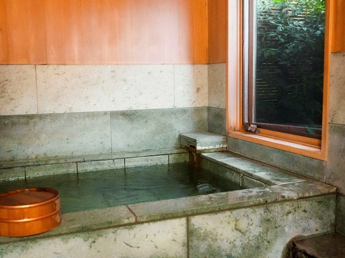 ・【バスルーム】湯船はお二人様でもおくつろぎいただける広さ