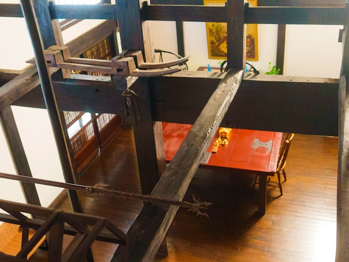 ・【天井】むき出しの梁は今も現役　当時の職人の腕が光ります