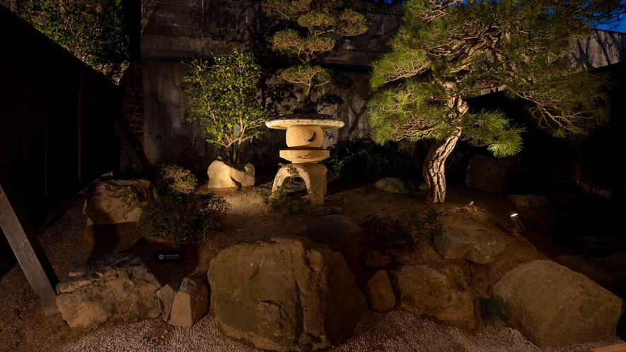 【本棟】日本庭園／灯りと陰が作り出す和の空間