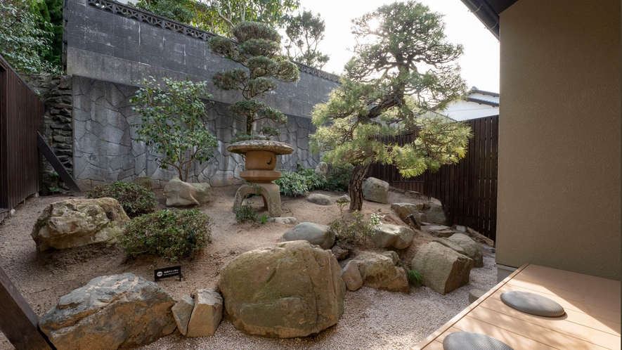 ・【本棟】日本庭園／灯篭や岩と松の木が織りなす、出雲庭園の風情をお楽しみください