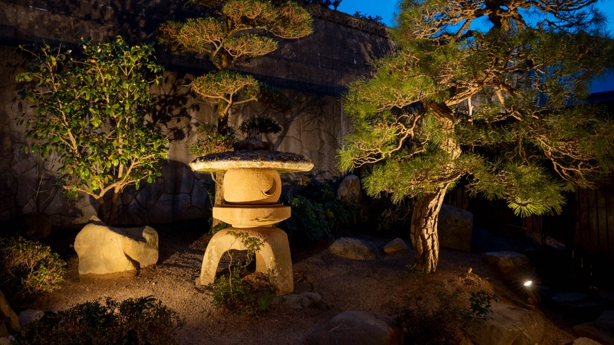 【本棟】日本庭園／夜風にあたりながら、夜の日本庭園をお楽しみください。