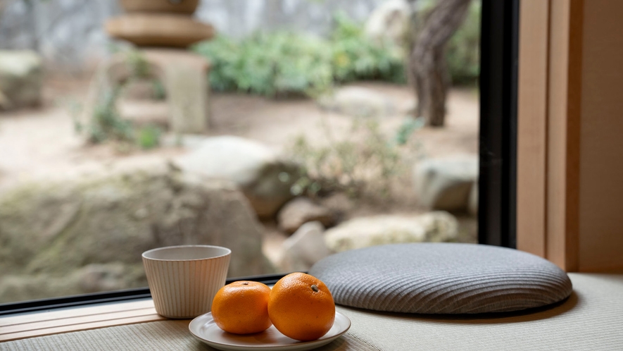 ・【和室】日本庭園と和の雰囲気を感じながら、ゆっくりおくつろぎください。