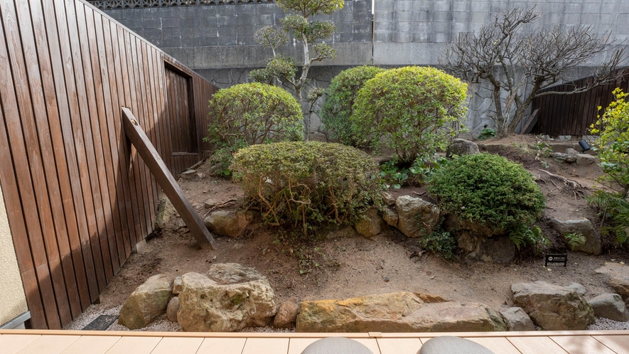 【本棟】日本庭園／天気や季節、時間帯などで表情を変える出雲流庭園