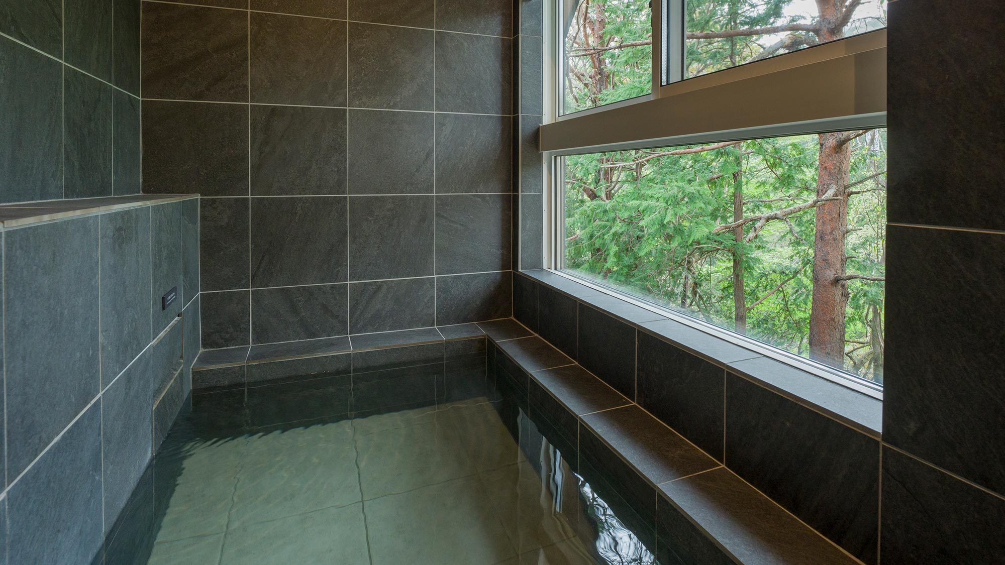 【浴室】鬼怒川の森林を感じながら、天然温泉で癒されること間違いなし
