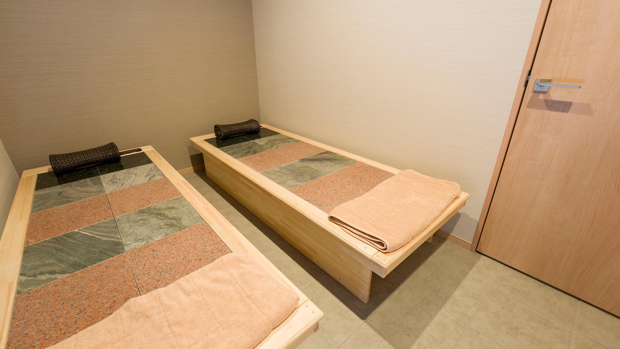 【岩盤浴ベッド】客室専用のドライタイプ岩盤浴ベッド。