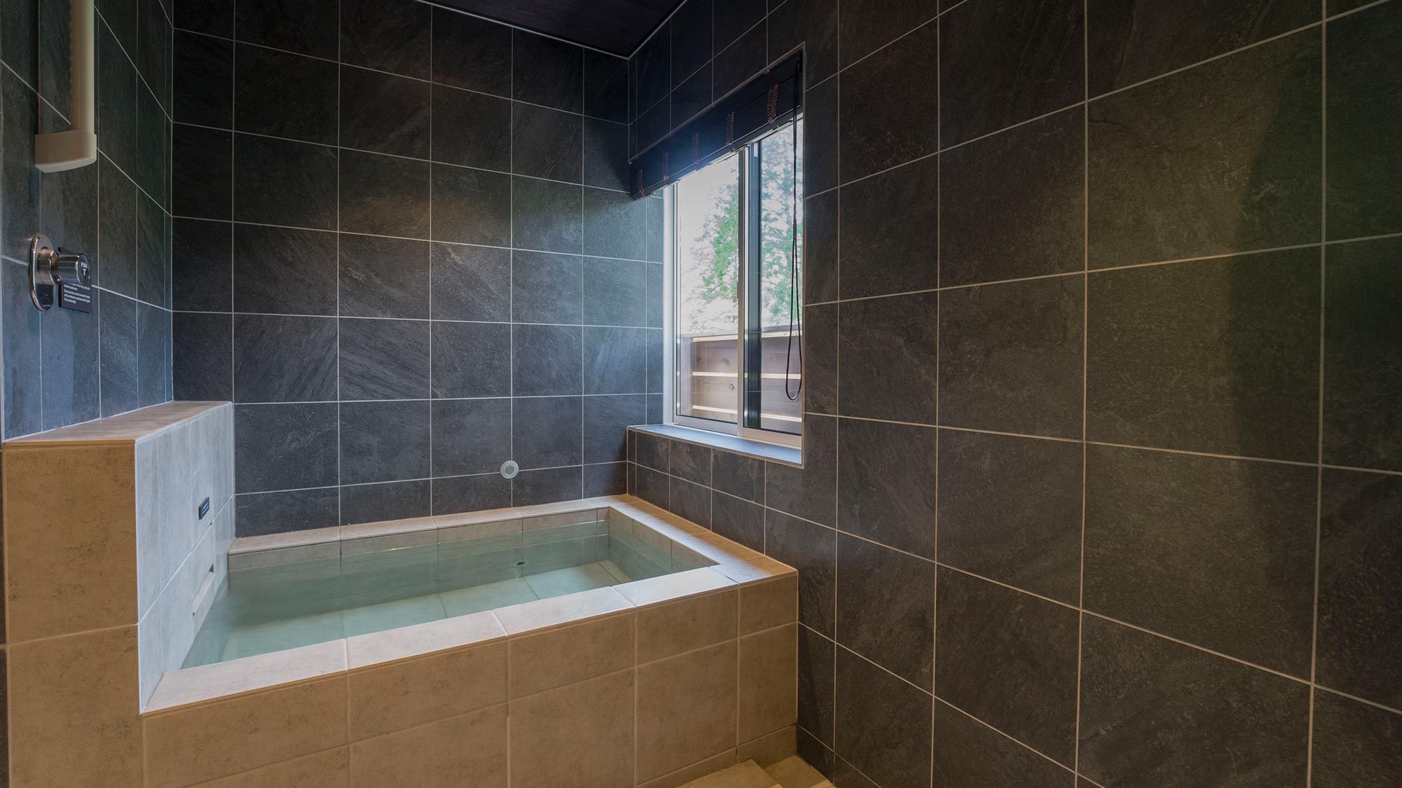 【浴室】鬼怒川の森林を感じながら、天然温泉で癒されること間違いなし