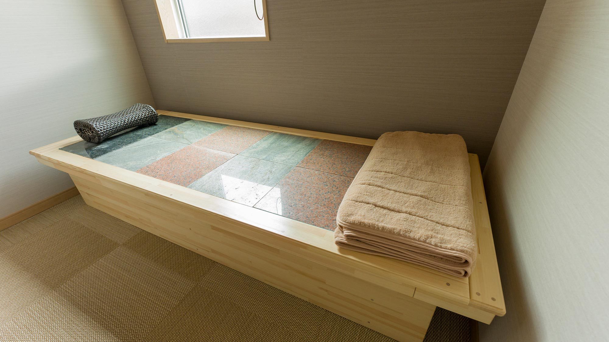 【岩盤浴ベッド】客室専用のドライタイプ岩盤浴ベッドを1台ご用意。