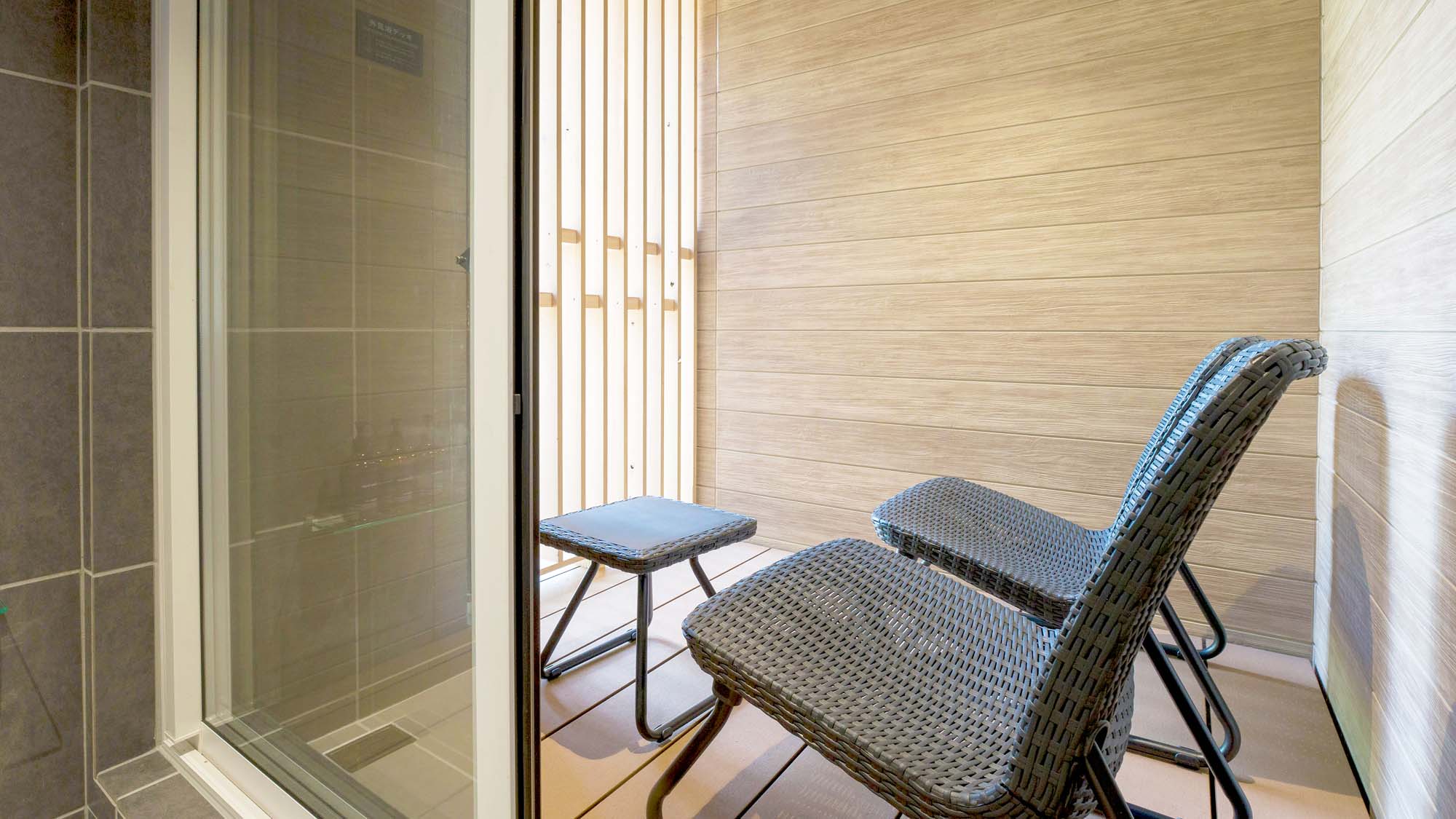 【Aタイプ：外気浴スペース】サウナや温泉で火照った体を外気浴で心地よく「ととのえて」いただけます。