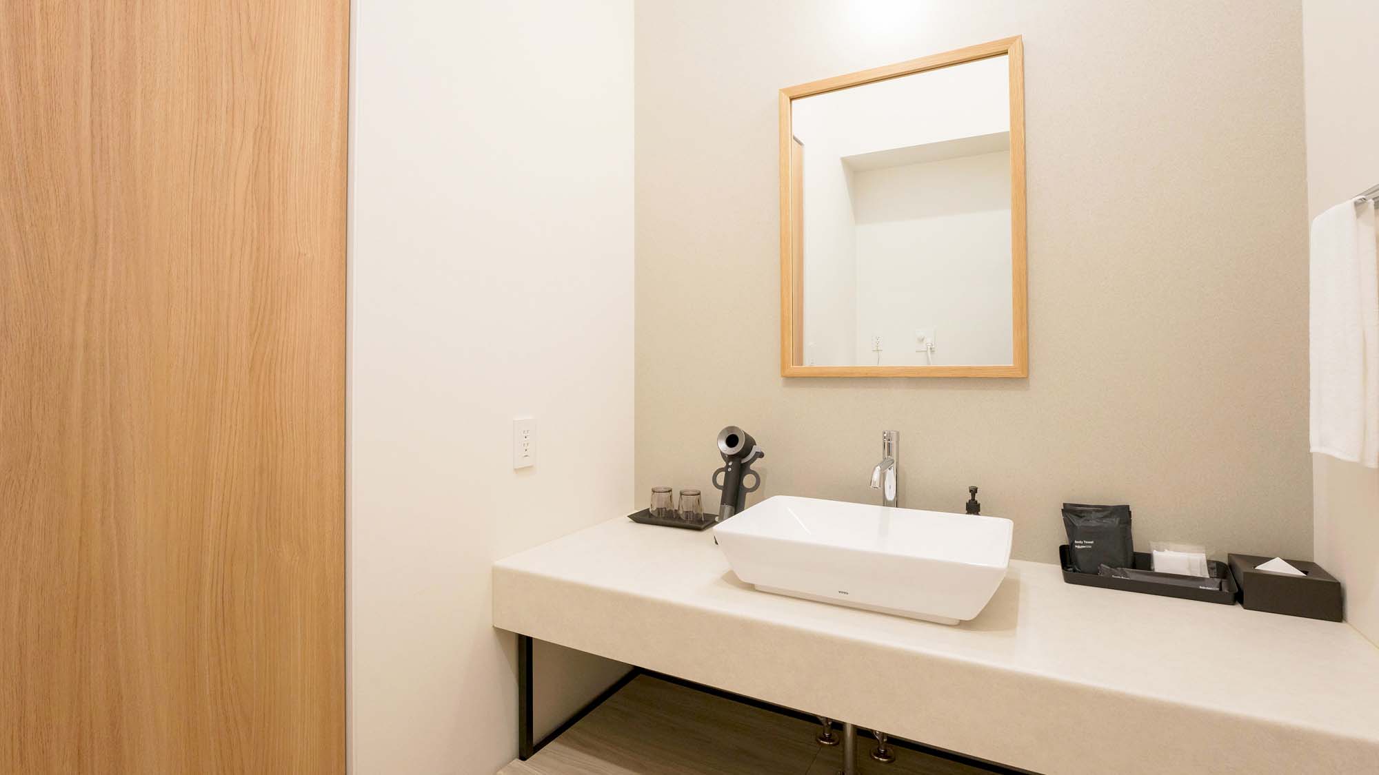 【洗面所】独立洗面台のある洗面所、充実したアメニティをご用意。