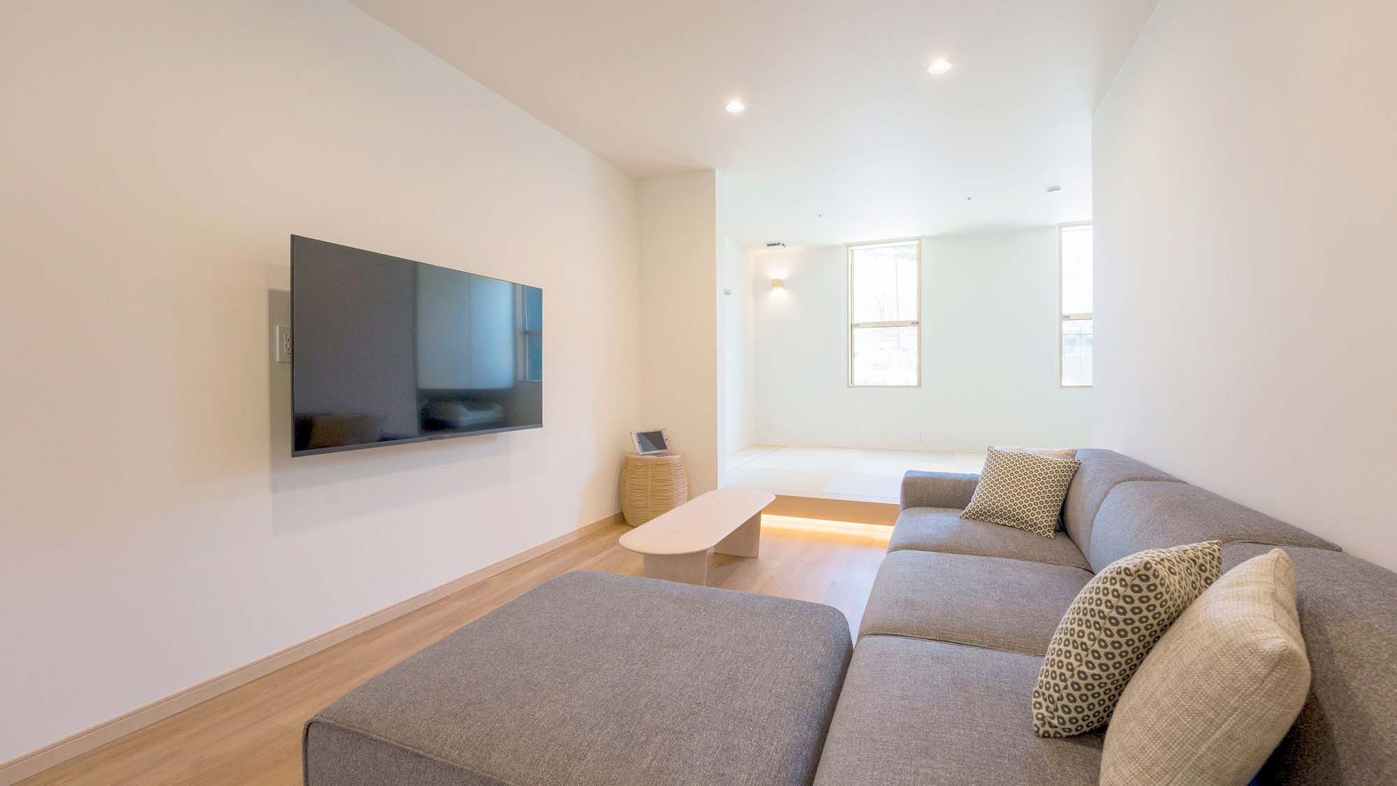 【Bタイプ：リビングダイニング】ゆったりと寛げる大きなソファ