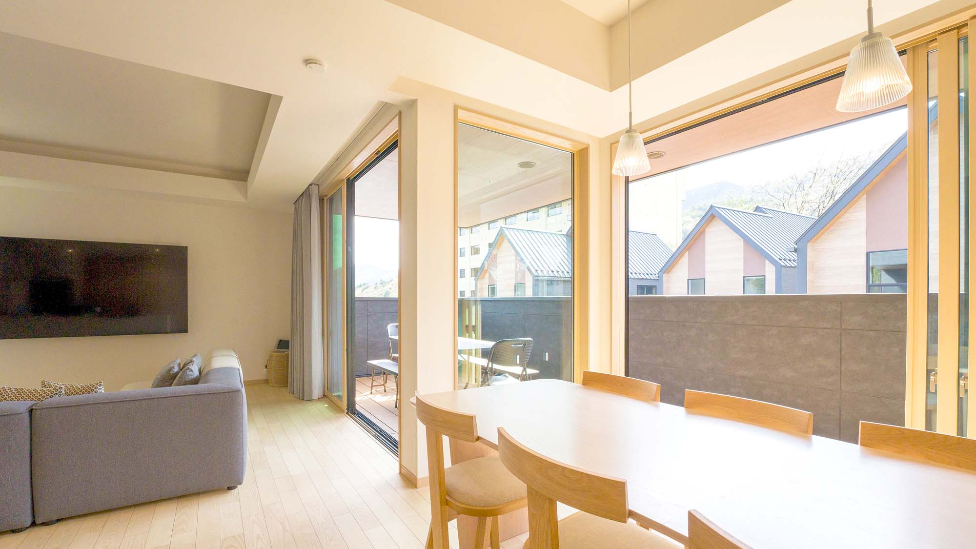 【Fタイプ：客室】大きな窓が明るく開放的なリビング