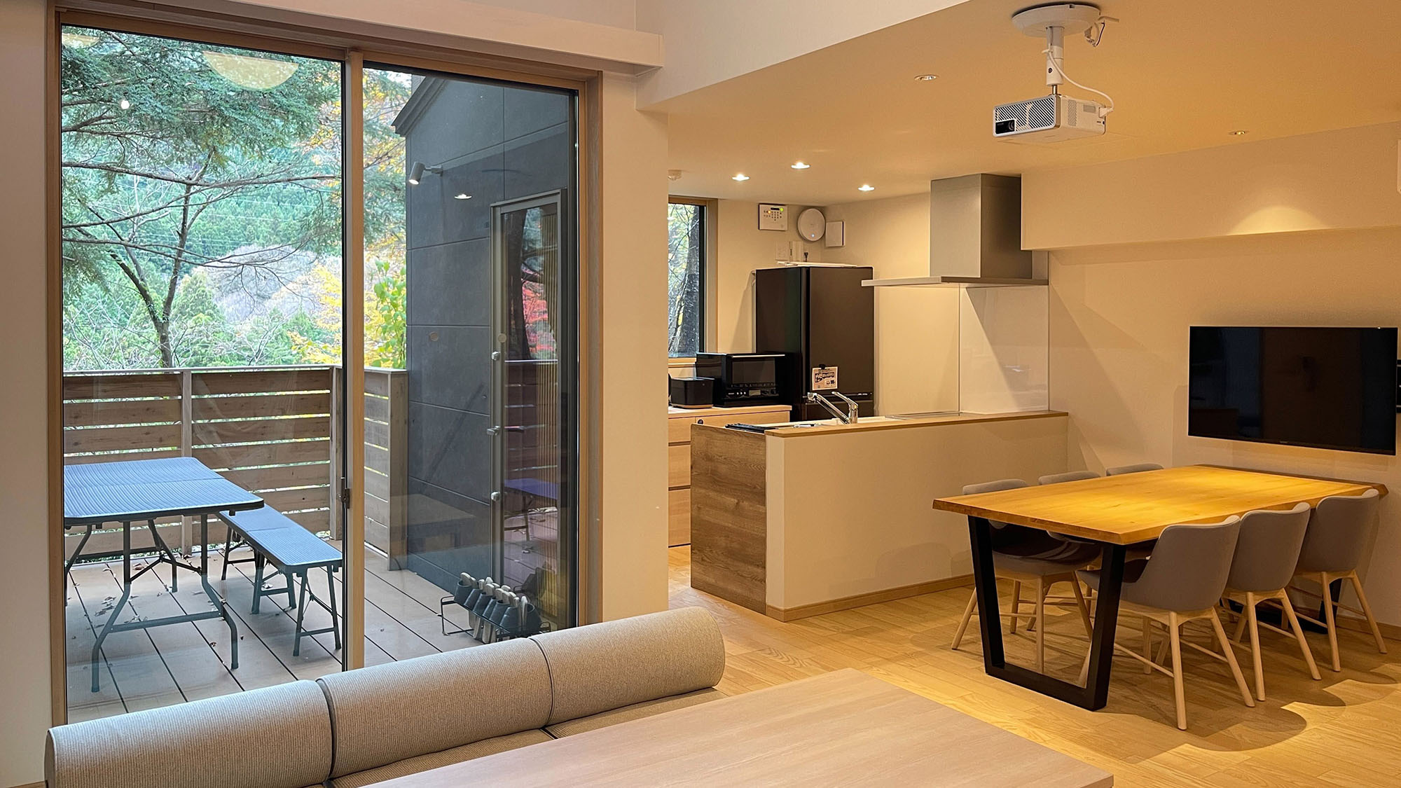 【D1タイプ：リビングダイニング】豊かな日差しが心地よく、開放的な室内。