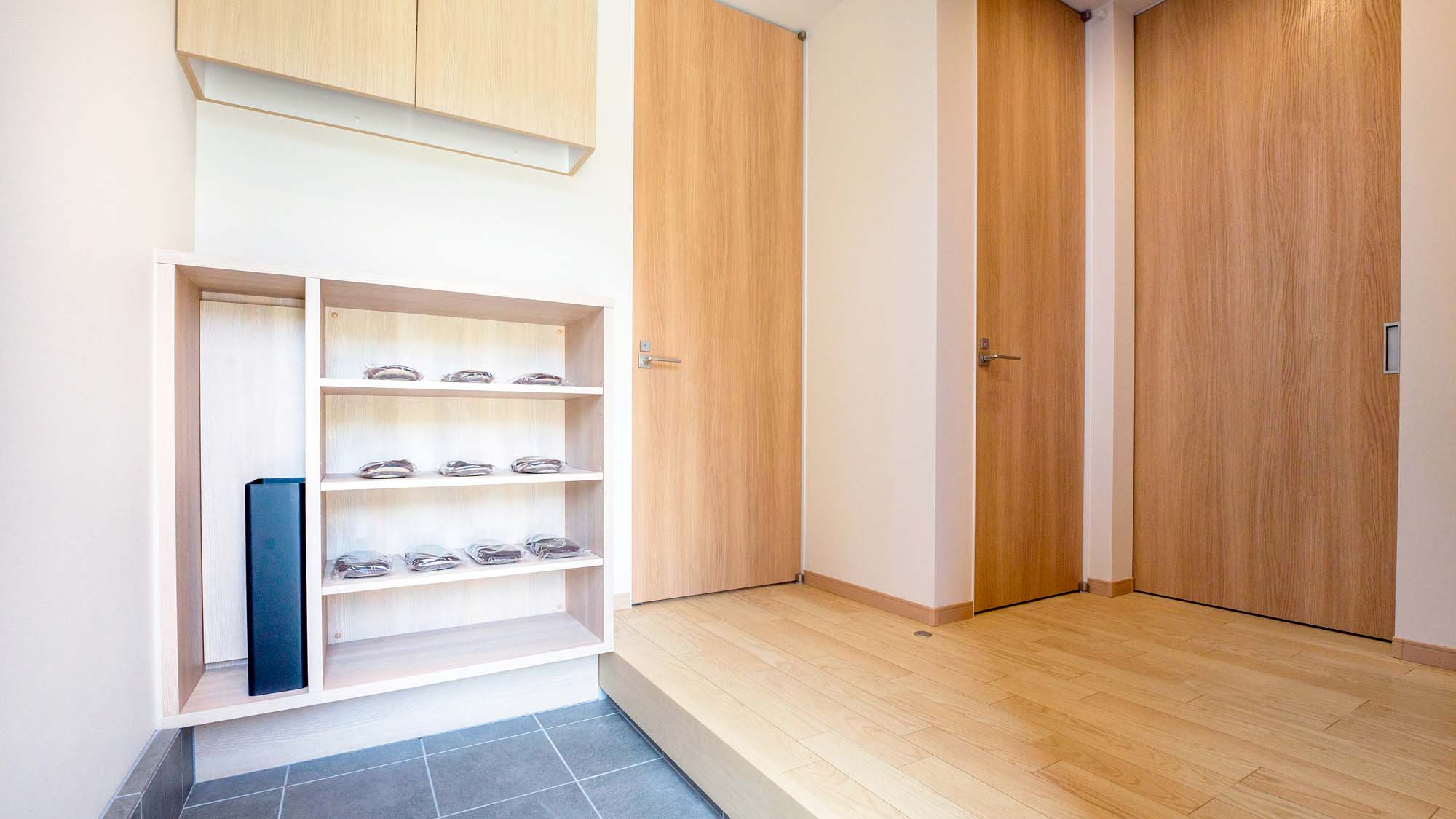 【玄関】ゆとりある広さの玄関、定員分のスリッパを常設